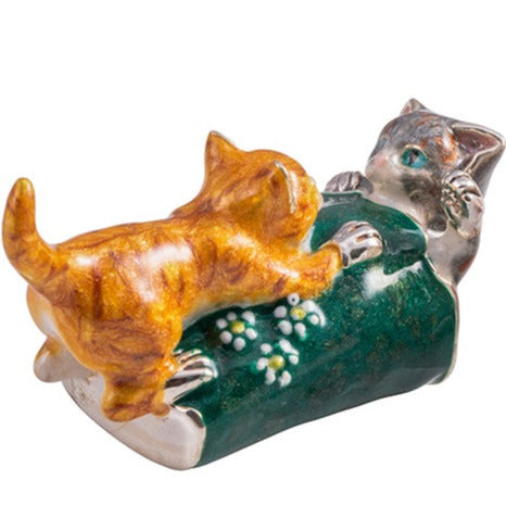 Saturno Cats in Green Bed-Silver-Goviers